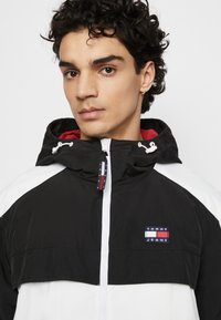 Tommy Jeans CHICAGO UNISEX - Allvädersjacka - black/deep crimson/white