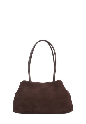 Hnědá semišová kabelka s dvěma dlouhými uchy, měkkou texturou a uvolněným designem, která má zaoblené dno a žádné viditelné kovové prvky.