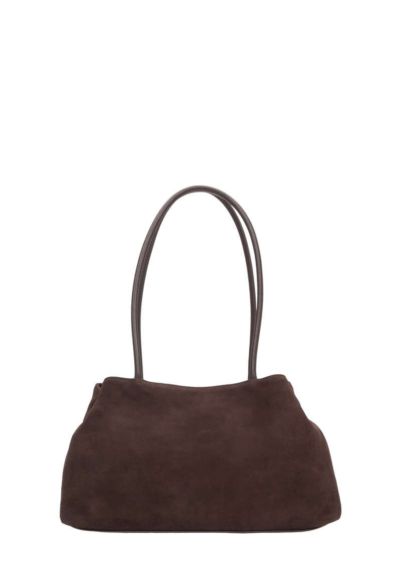 Bruine suède handtas met twee lange hengsels, een zachte textuur en een slouchy ontwerp, met een ronde bodem en zonder zichtbare hardware.