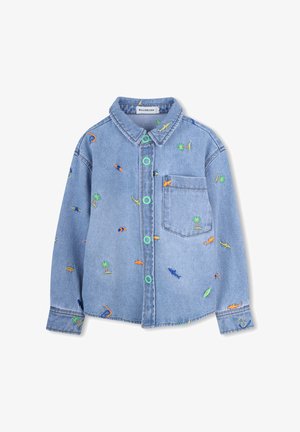 Denim overhemd met lichtblauwe stof, voorzien van kleurrijke borduurwerk met palmbomen, vissen en boten. Heeft een borstzakje en groene knopen.
