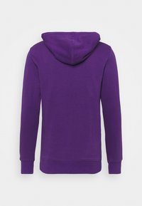 Violetti huppari, jossa on pitkät hihat ja pehmeä kangas. Edessä on kengurupussi ja resorit hihansuissa ja helmassa.