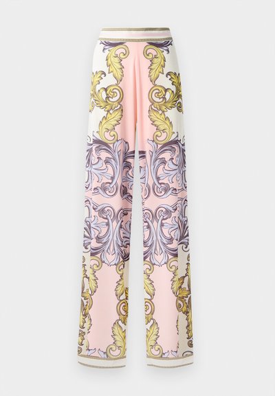 Pantaloni largi dintr-un material ușor, având o schemă de culori roz și alb cu modele baroce ornate în nuanțe de galben și albastru și accente aurii.