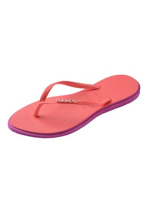 Różowo-fioletowa klapka na płaskim obcasie z teksturowaną wkładką i cienkimi paskami, z małym logo "Havaianas" na pasku.