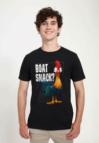 Maglietta nera con un design colorato e cartoonesco di un gallo con grandi occhi e il testo "BOAT SNACK?" in bold lettere bianche.
