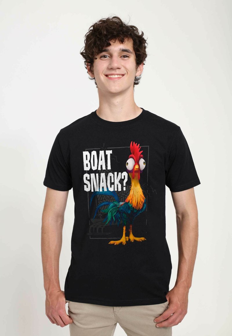 Maglietta nera con un design colorato e cartoonesco di un gallo con grandi occhi e il testo "BOAT SNACK?" in bold lettere bianche.