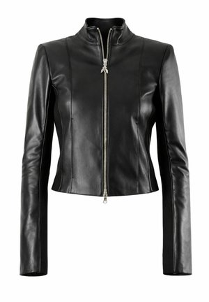 Giacca aderente in pelle nera con maniche lunghe, chiusura frontale con cerniera argento, colletto alto e dettagli ai pannelli laterali.