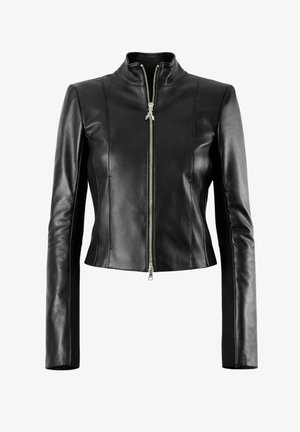 Giacca aderente in pelle nera con maniche lunghe, chiusura frontale con cerniera argento, colletto alto e dettagli ai pannelli laterali.