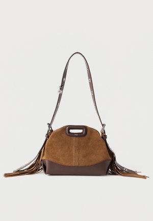 Geantă maro din piele întoarsă cu o formă curbată, cu un accent din piele maro închis la bază și franjuri pe părți. Are un mâner superior și o curea decorativă.