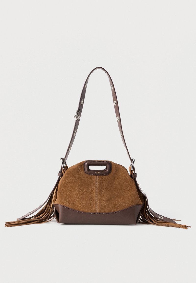 Καφέ τσάντα από σουέντ με κυρτό σχήμα, σκουρόχρωμο καφέ δερμάτινο διακοσμητικό στη βάση και κρόσσια στα πλάγια. Διαθέτει λαβή στο πάνω μέρος και διακοσμητικό λουρί.