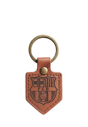 Brązowy skórzany brelok do kluczy z mosiężnym pierścieniem wytłoczonym z herbem klubu FC Barcelona i obszytymi krawędziami.