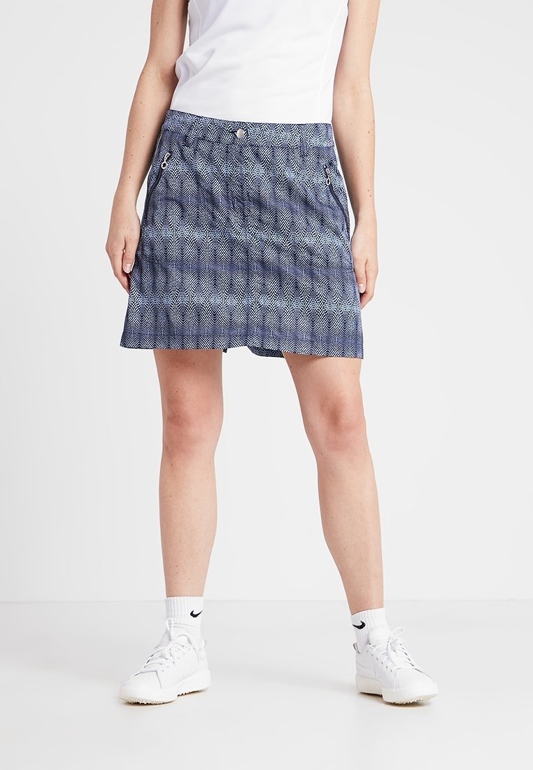 Niebieska spódnica szorty z subtelnym wzorem fal, z płaskim przodem, bocznymi kieszeniami i luźnym krojem. Materiał wydaje się lekki i oddychający.