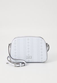 Borsa a tracolla in pelle bianca con design floreale perforato, hardware in argento e tracolla regolabile. Forma piatta con texture liscia.