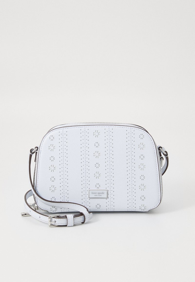 Borsa a tracolla in pelle bianca con design floreale perforato, hardware in argento e tracolla regolabile. Forma piatta con texture liscia.