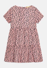 Pink kortærmet lagdelt kjole med sort leopardmønster, rund halsudskæring og samlet søm i taljen og kanten.