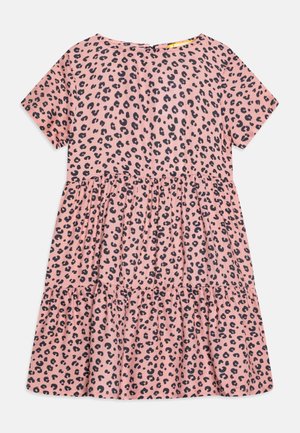 Różowa, krótko-sleeve sukienka warstwowa w czarny wzór w panterkę, okrągły dekolt oraz marszczenia w pasie i u dołu.