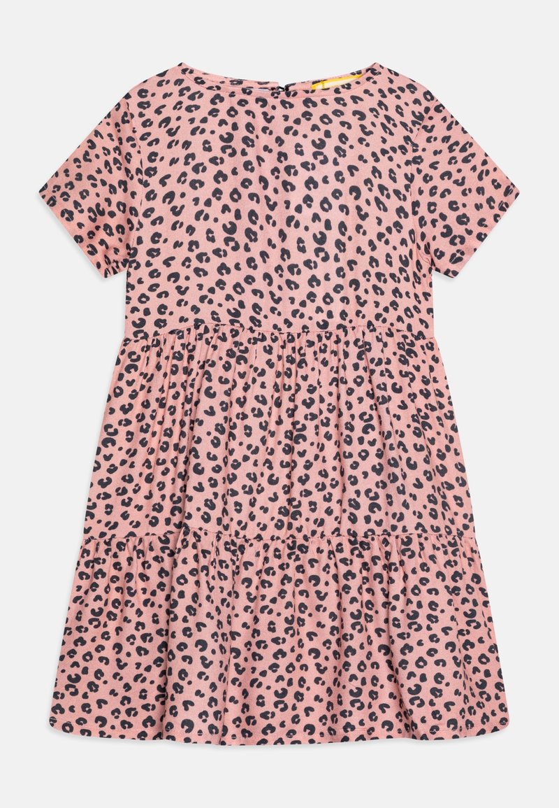 Pink kortærmet lagdelt kjole med sort leopardmønster, rund halsudskæring og samlet søm i taljen og kanten.