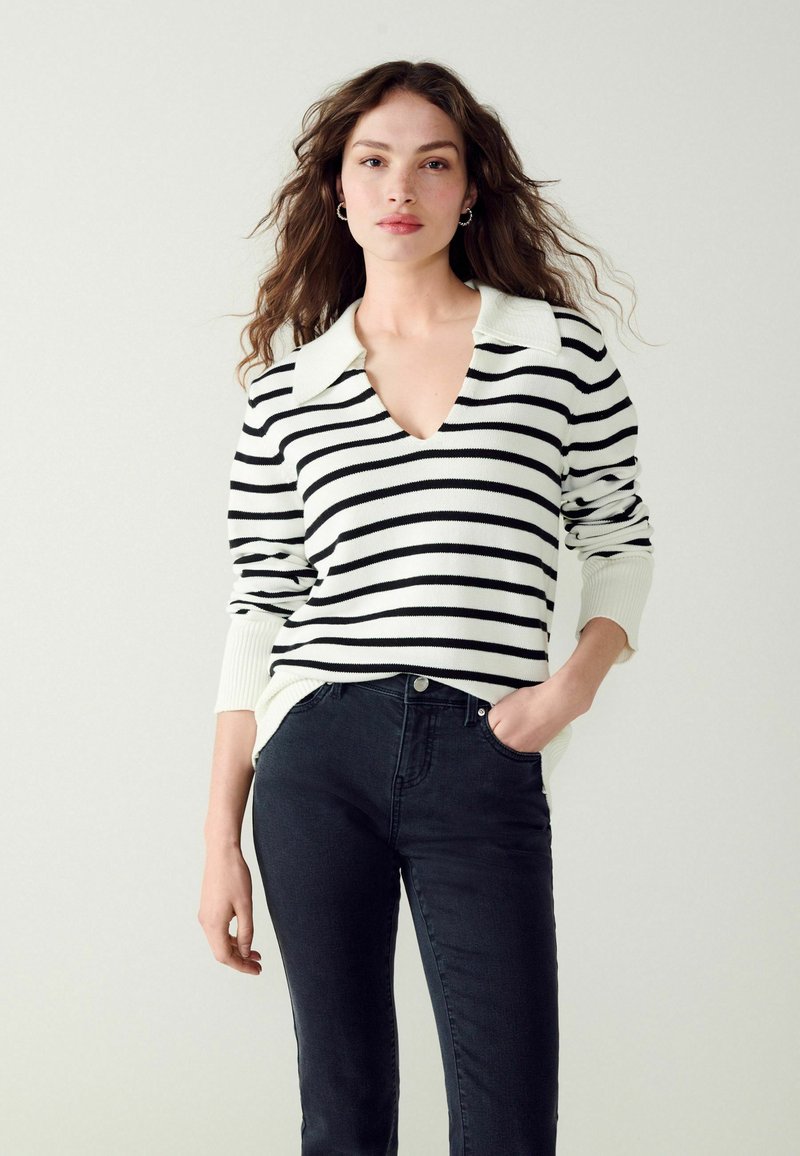Next VNECK COLLAR JUMPER Neule white and black stripe/valkoinen