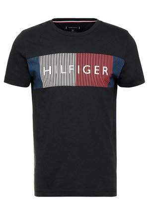 T-shirt noir à manches courtes avec un motif rectangulaire horizontal composé de rayures verticales en bleu, blanc et rouge, affichant le mot "HILFIGER" sur la poitrine.