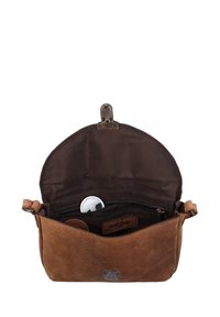 Braune Leder-Crossbody-Tasche offen, zeigt ein dunkles Stofffutter und ein weißes Ortungsgerät in einer Reißverschlusstasche.