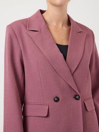 Blazer croisé en tissu mauve à finition texturée, doté d'un col cranté, de deux boutons noirs et de deux poches avant.