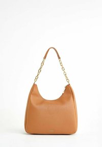 Borsa a spalla in pelle color tan con una texture liscia, forma curvata e manico in catena dorata. Presenta un logo sulla parte anteriore.