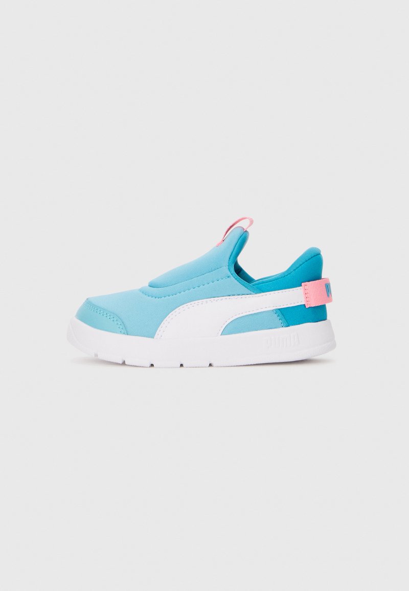 Baskets slip-on bleu clair avec semelle blanche, bande latérale blanche, et tirants roses sur la languette et le talon.