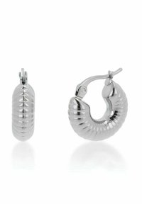 Zilveren oorringen met een geribbeld ontwerp, voorzien van een gladde afwerking en een beugel-sluiting voor een veilige pasvorm.