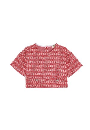 Top corto tejido en rojo y blanco con mangas cortas, patrón texturizado, escote redondeado y acentos de botones en la parte frontal.