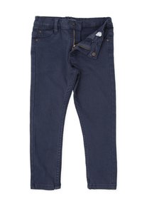 Pantalones de mezclilla azul oscuro con cremallera, bolsillos frontales, cinturilla con pasadores para cinturón y un sutil diseño en la textura de la tela.