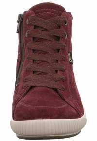 Sneaker alta in suede bordeaux con lacci marroni e cerniera laterale. Suola in gomma bianca con texture rigata. Dettagli di cucitura sottili.