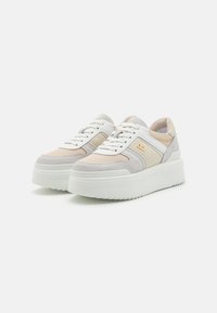 Plattform sneakers med hvit gummisåle, grå semsket skinn og nettingpaneler. Har snøring, et merket akcent og en stablet design.