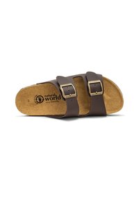 Barna vegán bőrből készült, slip-on szandál, két állítható csattal, parafa talpbetéttel és texturált talppal a tapadás érdekében. Környezetbarát márkajelzés belül.