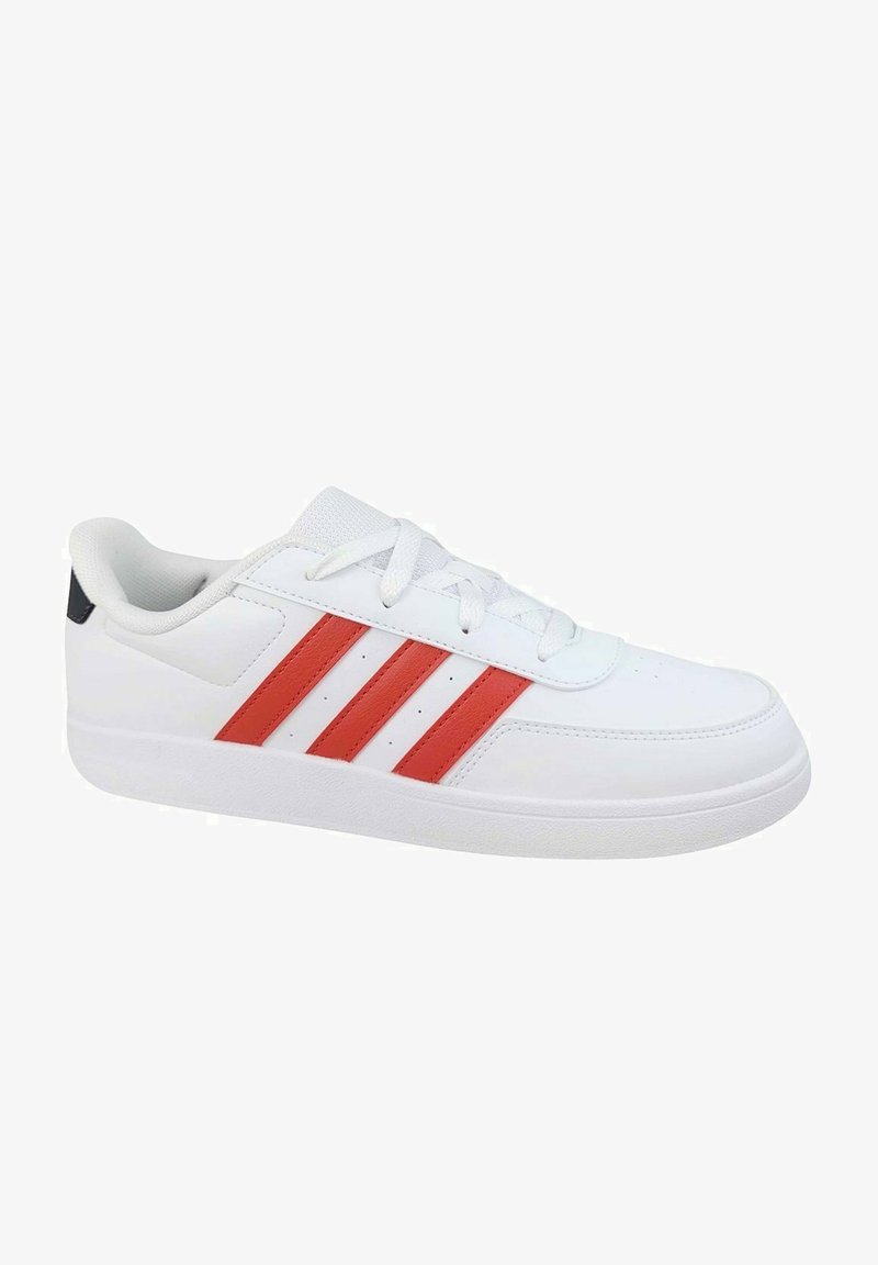 Zapatilla de cuero blanca con rayas rojas de acento, cordones planos, lengüeta acolchada y suela texturizada. Presenta un diseño minimalista y un acabado suave.