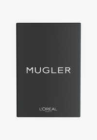 Czarny prostokątny pakunek z wytłoczonym napisem "MUGLER" w kolorze srebrnym i "L'ORÉAL PARIS" w białym na dole. Gładkie, matowe wykończenie.