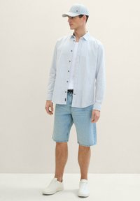 TOM TAILOR MIT STREIFENMUSTER - Hemd - blue white dobby stripe