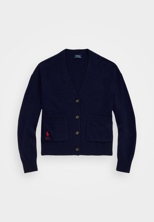 Marineblauer Cardigan mit V-Ausschnitt, gerippten Bündchen und zwei Fronttaschen. Mit einem Knopfverschluss mit fünf Knöpfen und einem kleinen roten gestickten Logo.