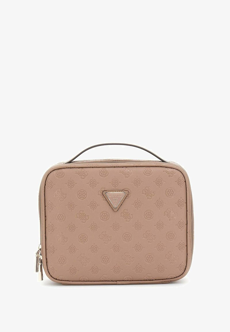 Sac synthétique marron texturé avec un logo triangulaire, fermeture éclair et poignée supérieure. Présente des motifs embossés et une finition lisse.