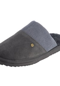 Grijze suède slipper met een ribgebreide grijze bovenkant, voorzien van een ronde gouden embleem, een zachte binnenvoering en een flexibele zwarte rubberen zool.