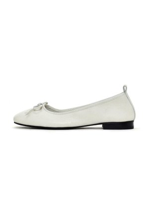 Ballerines en cuir blanc avec un bout rond, petit nœud à l'avant, accents gris et un petit talon noir. Texture lisse.