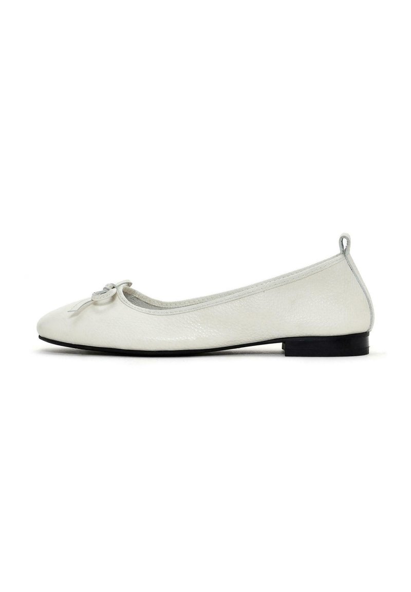 Bailarina de cuero blanco con puntera redondeada, pequeño lazo en la parte frontal, detalles en gris y un bajo tacón negro. Textura suave.