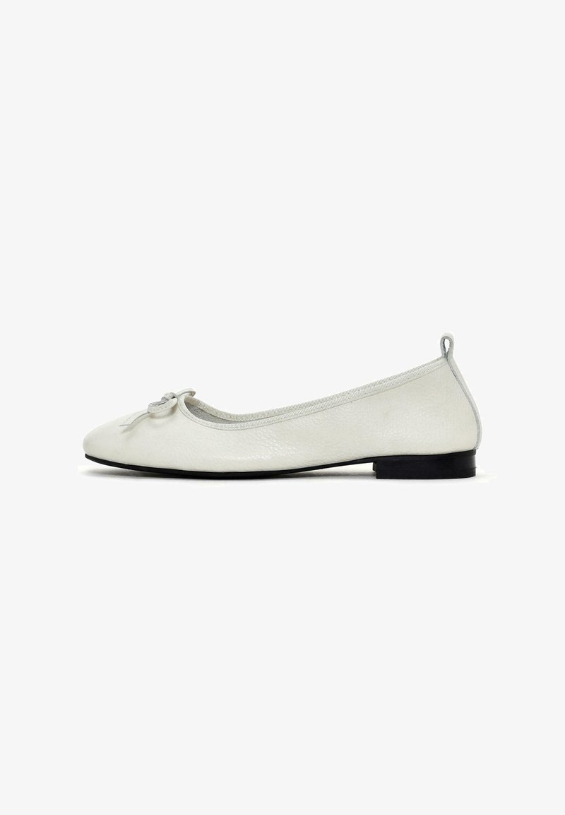 Witte leren ballerina met een ronde neus, kleine strikdetails aan de voorkant, grijze accenten en een lage zwarte hak. Glad oppervlak.
