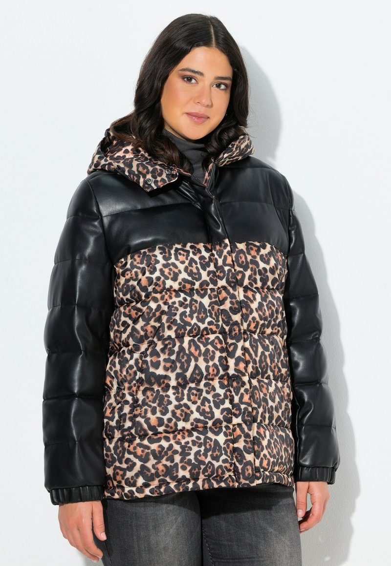 Giacca imbottita con parte superiore in pelle nera e parte inferiore con stampa leopardata. Include un cappuccio e polsini elastici per una vestibilità aderente.