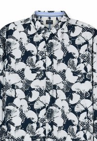 Hemd zum Knöpfen in Marineblau und Weiß, mit floralem Muster und Punkten, kurzem Kragen und blauer Akzentfarbe im Nackenbereich.
