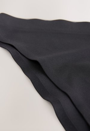 Sort stof med en glat tekstur, der har tre lag arrangeret i et bølget mønster langs den øverste kant. Hvert lag overlapper let.