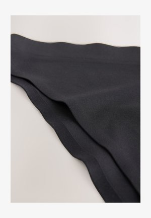 Sort stof med en glat tekstur, der har tre lag arrangeret i et bølget mønster langs den øverste kant. Hvert lag overlapper let.