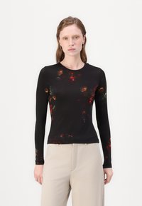 Langärmliges schwarzes Shirt mit floralem Muster in Rot und Grün. Glattes Material mit rundem Halsausschnitt und taillierter Silhouette.