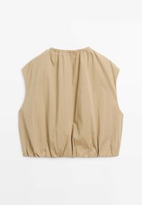 Haut beige sans manches avec encolure et ourlet froncés élastiques, en tissu léger, à plat sur fond blanc.