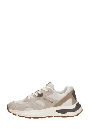 Beige en witte Lyle & Scott sneaker met suède en mesh panelen, vetersluiting en dikke witte zool met bruin profiel.