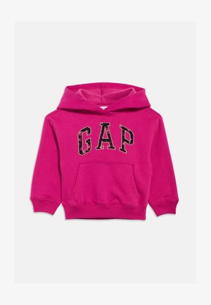 Felpa rosa con cappuccio dotato di coulisse e tasca a marsupio. Riporta la scritta "GAP" in lettere nere e in rilievo sulla parte anteriore.
