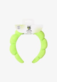 Jasnozielona, wyściełana tkaniną opaska na głowę z teksturowanym, falistym wzorem. Posiada centralne otwarcie i zawieszkę z produktem. Uniwersalny rozmiar.